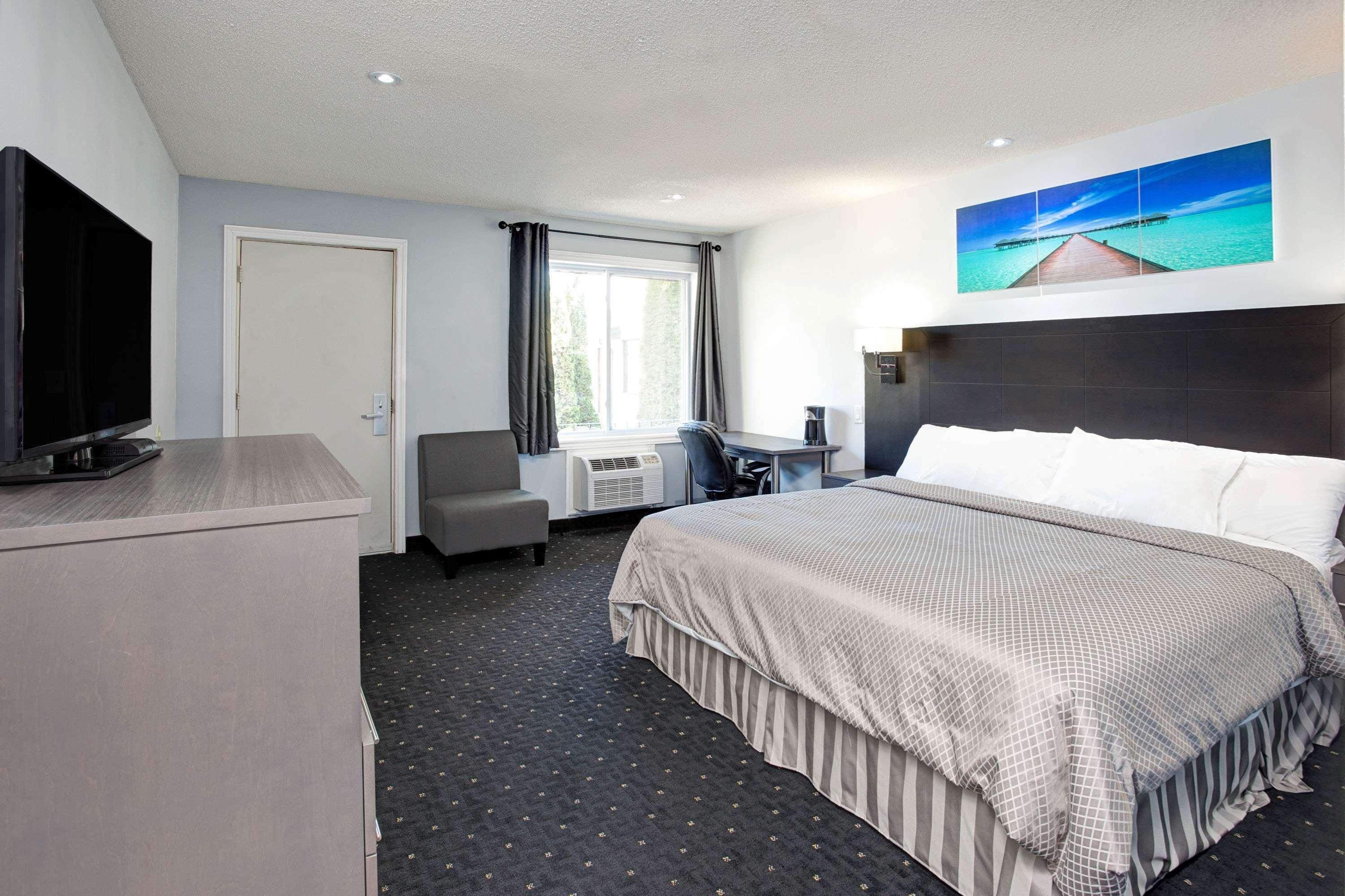 Howard Johnson By Wyndham Gananoque Exterior photo
