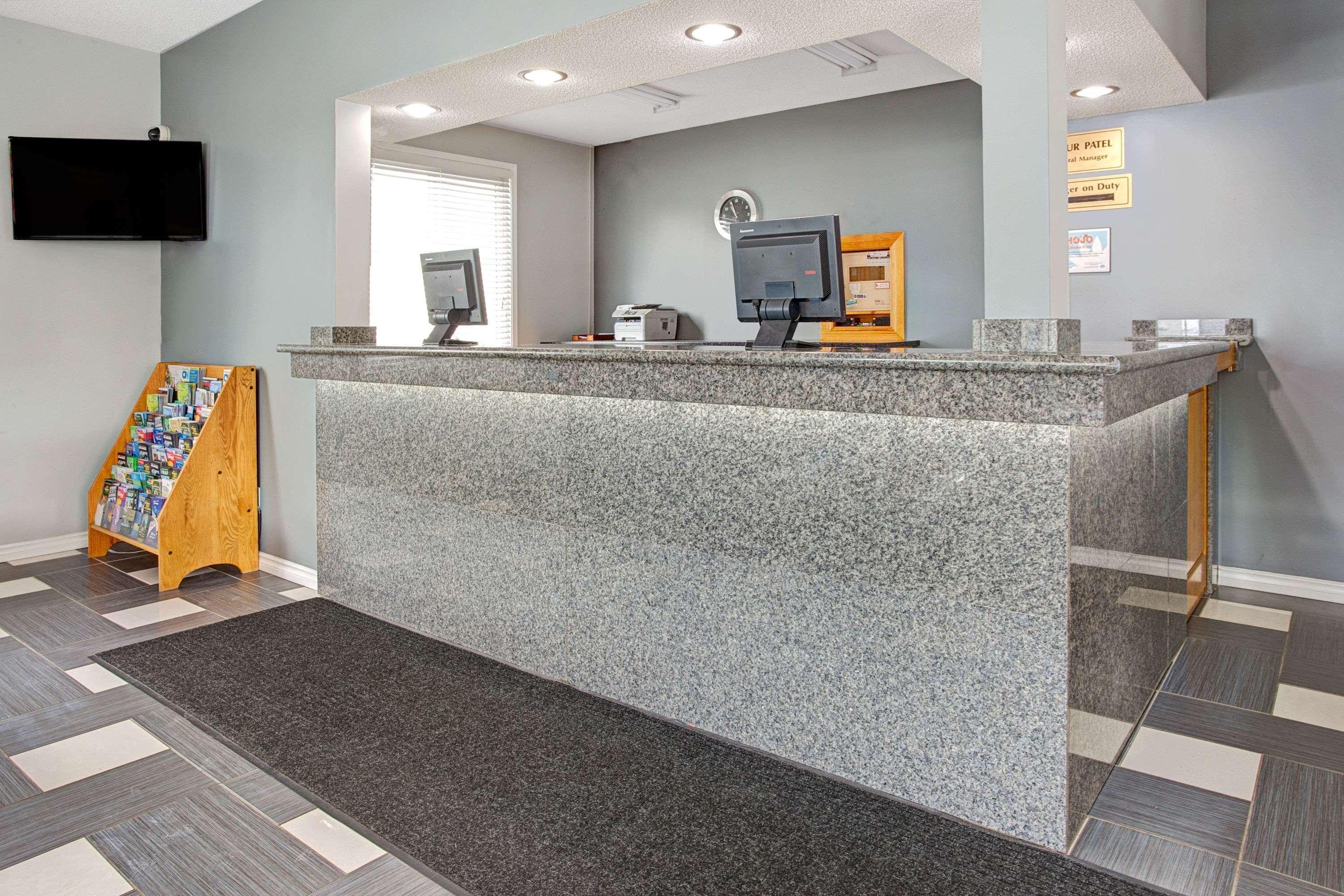 Howard Johnson By Wyndham Gananoque Exterior photo