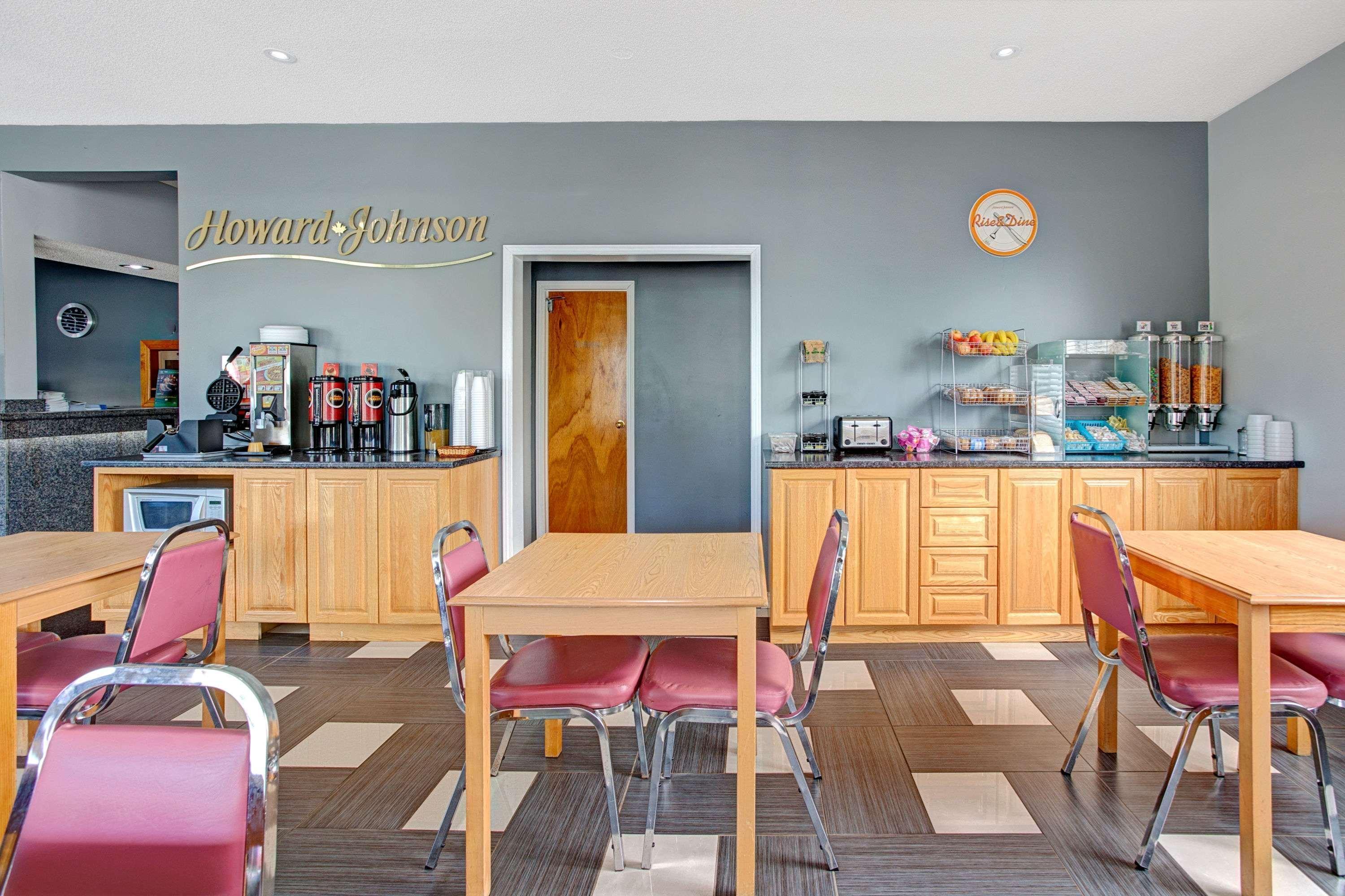 Howard Johnson By Wyndham Gananoque Exterior photo
