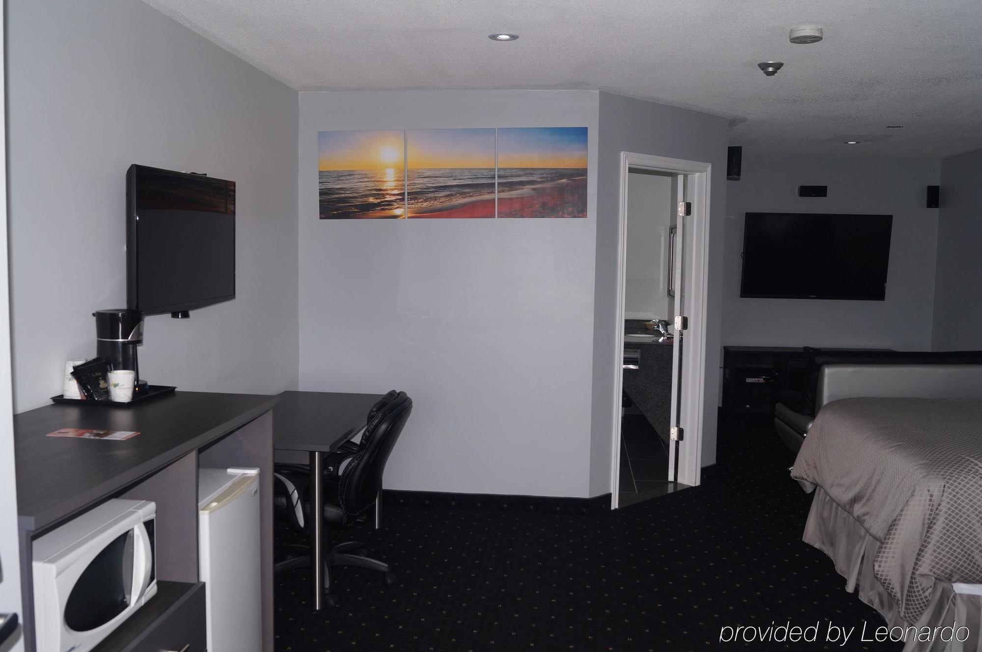 Howard Johnson By Wyndham Gananoque Exterior photo
