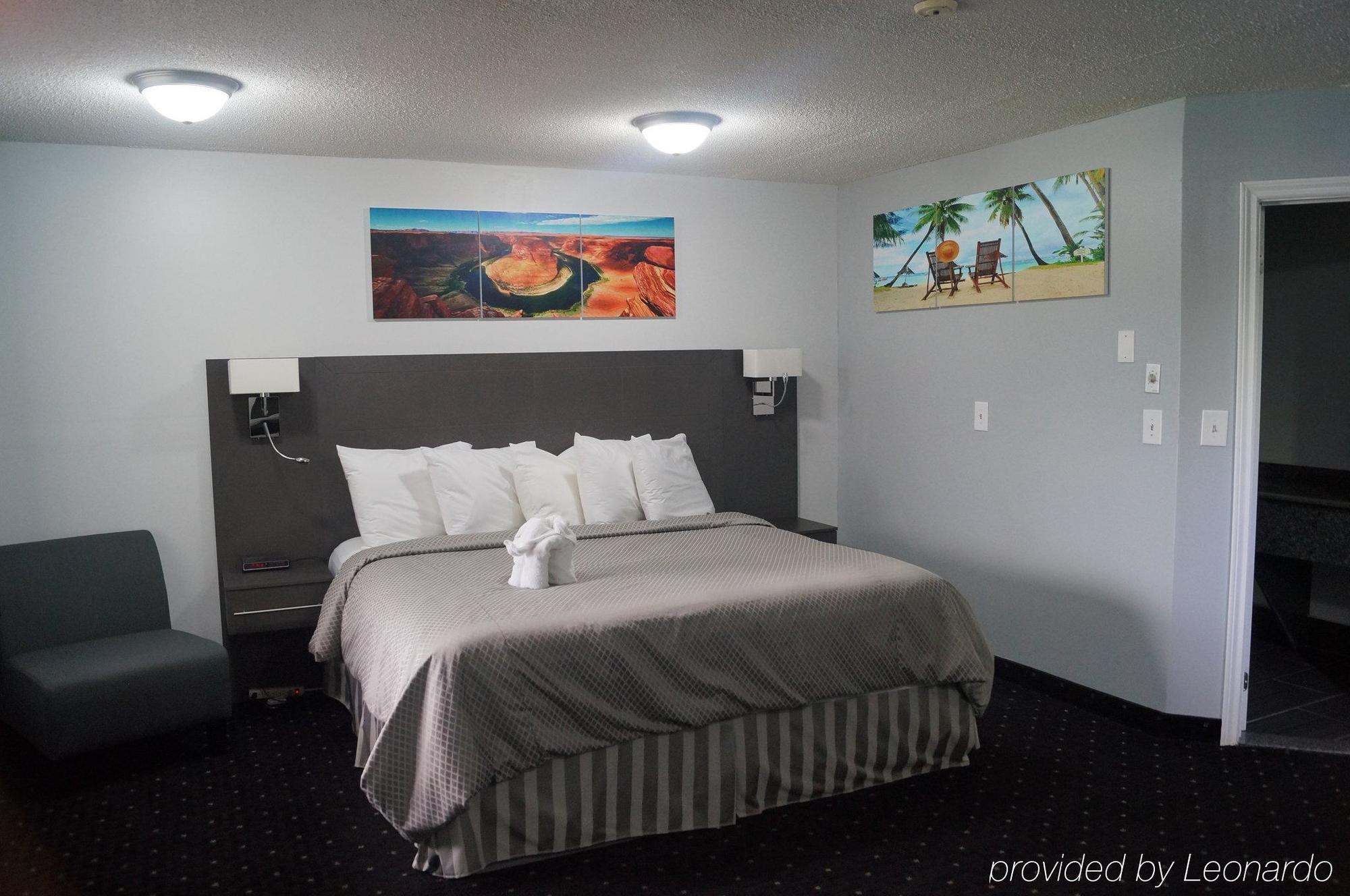 Howard Johnson By Wyndham Gananoque Exterior photo