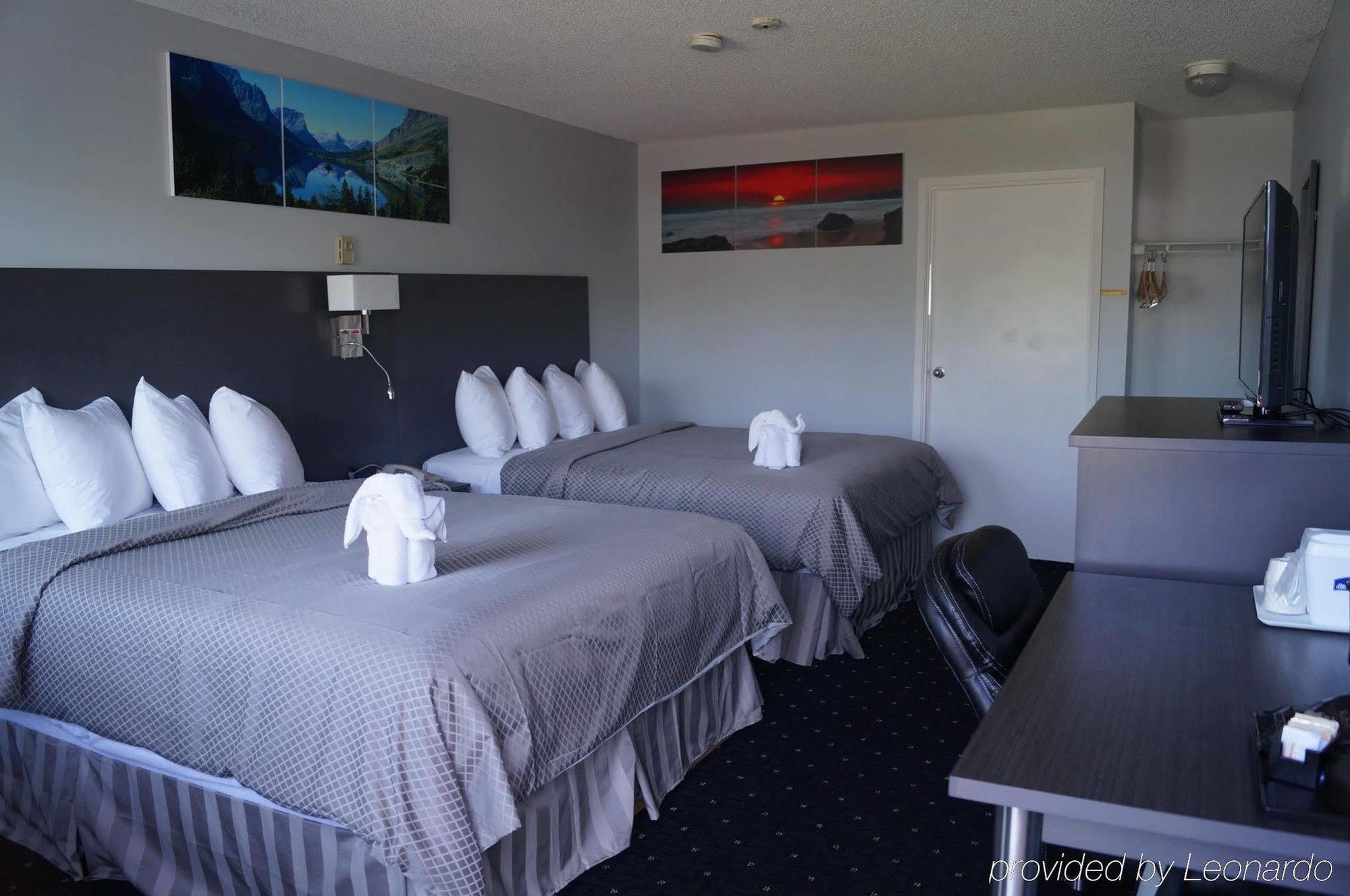 Howard Johnson By Wyndham Gananoque Exterior photo