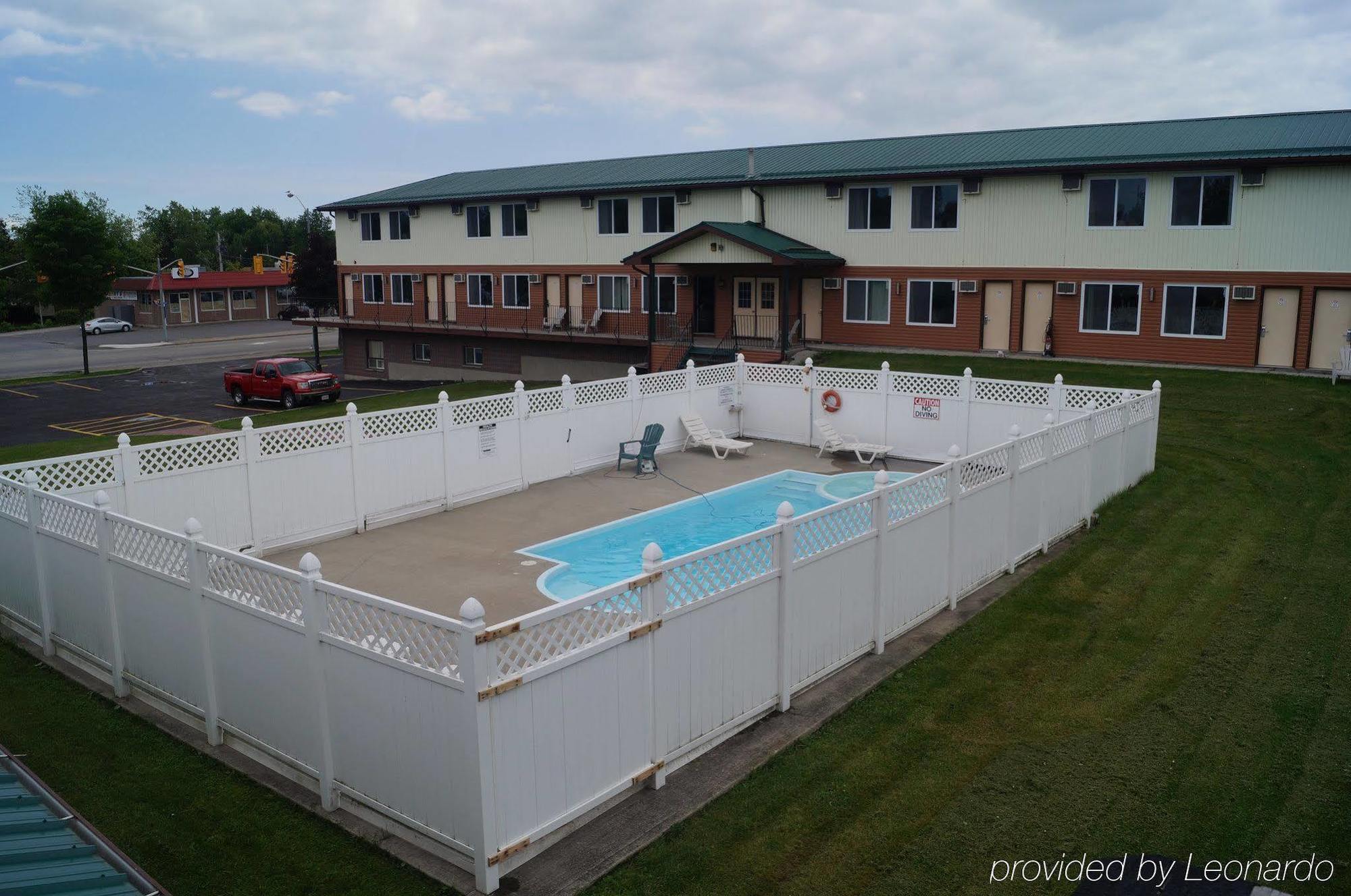 Howard Johnson By Wyndham Gananoque Exterior photo