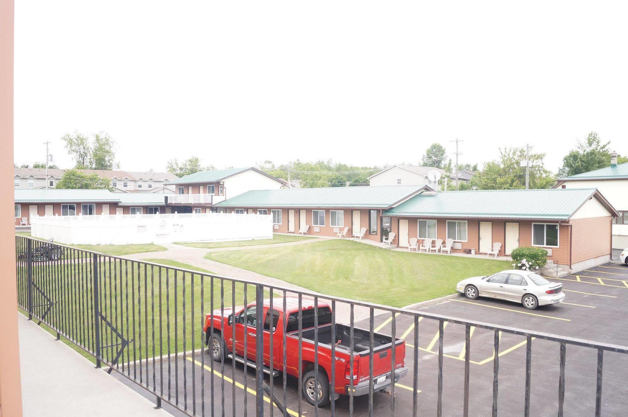 Howard Johnson By Wyndham Gananoque Hotel Exterior photo