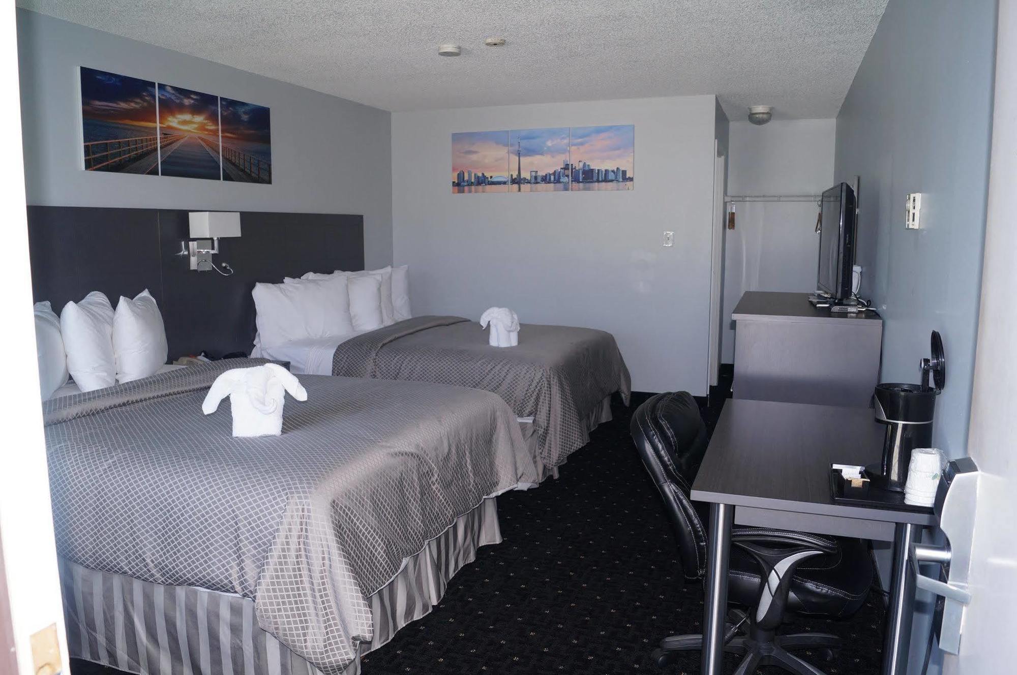 Howard Johnson By Wyndham Gananoque Exterior photo