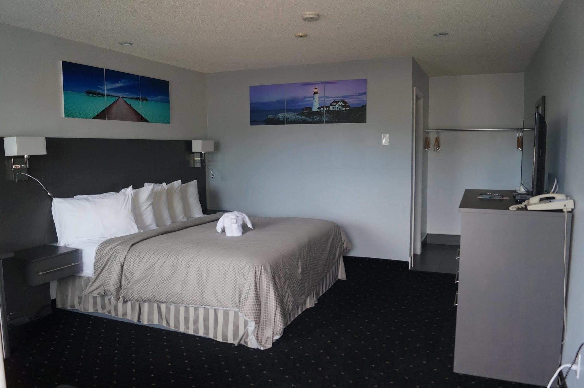 Howard Johnson By Wyndham Gananoque Exterior photo